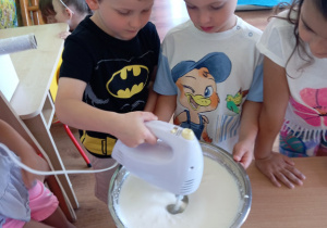 Tuptusie robią owocowy deser