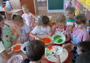 Tuptusie robią owocowy deser