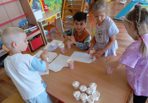 Tuptusie robią owocowy deser