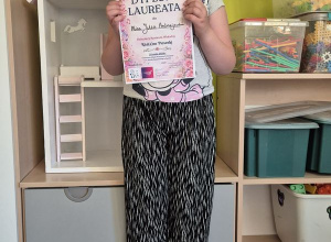 Dyplom Laureata dla Alinki w konkursie "Róż(a)ne Piosenki"