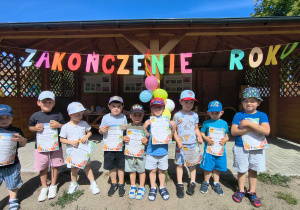 Dzieci pozują do wspólnego zdjęcia