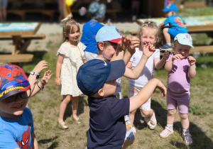 Dzieci bawią się wspólnie w ogrodzie przedszkolnym