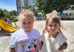 Ola i Zuzia pozują do zdjęcia