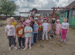 Wycieczka do "Stajni Oleszcze "z okazji Dnia Dziecka.