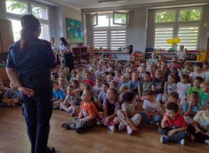 ,,Bezpieczeństwo w poruszaniu się w ruchu drogowym" spotkanie z policjantką.