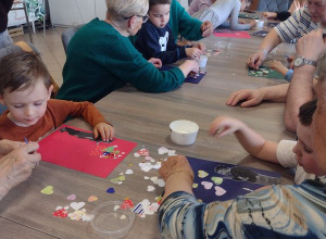 ,,Serca dla mamy i taty" warsztaty plastyczne z seniorami realizowane w ramach międzypokoleniowego projektu edukacyjnego ,,Stwórzmy coś razem".