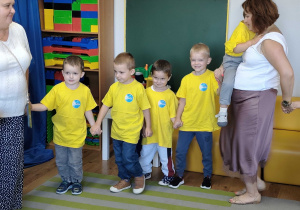 Oskarek i Antoś na uroczystości Pasowania na Przedszkolaka