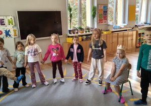 Dzieci śpiewają Zuzi "Sto lat"