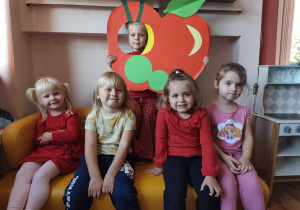 dziewczynki pozują do zdjęcia