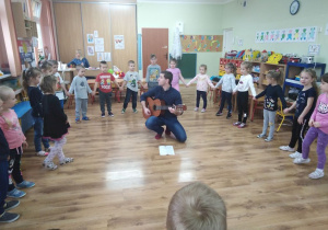 Dzieci uczą się śpiewać piosenkę o kotach