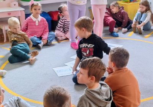 Buziaki na zajęciach dydaktycznych poznawały znaki drogowe