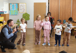 Dzieci grają na instrumentach podczas audycji muzycznej