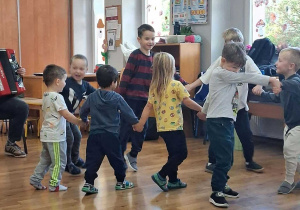 Dzieci tańczą podczas audycji muzycznej