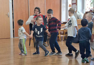 Dzieci tańczą podczas audycji muzycznej