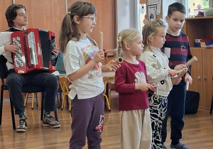 Dzieci grają na instrumentach podczas audycji muzycznej