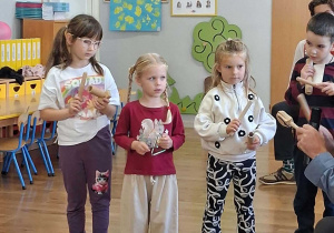 Dzieci grają na instrumentach podczas audycji muzycznej