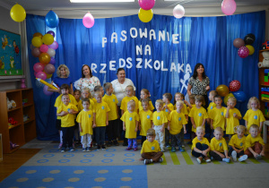 dzieci i panie pozują do wspólnego zdjęcia