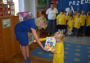 Pani dyrektor Pasuje dzieci na Przedszkolaka
