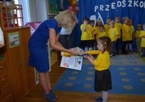 Pani dyrektor Pasuje dzieci na Przedszkolaka