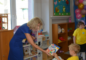 Pani dyrektor Pasuje dzieci na Przedszkolaka