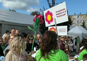 Dzieci podczas parady kwiatowej