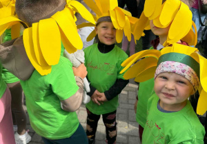 Dzieci podczas parady kwiatowej