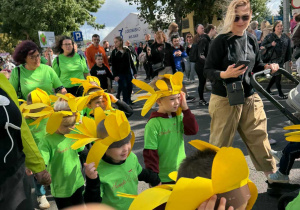 Dzieci podczas parady kwiatowej