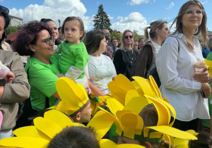 Dzieci podczas parady kwiatowej