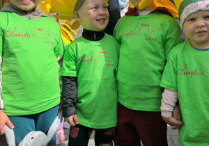 Dzieci podczas parady kwiatowej
