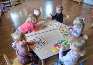 Dzieci bawią się drewnianymi układankami