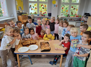 Buziaki pieką ciasto z owocami