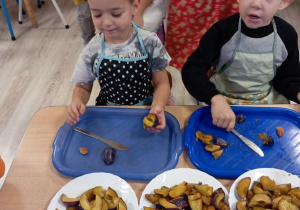 Buziaki pieką ciasto z owocami