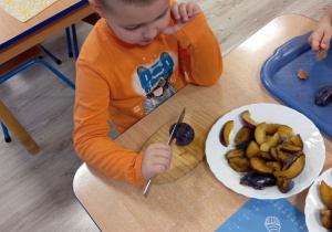 Buziaki pieką ciasto z owocami