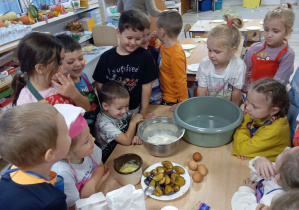 Buziaki pieką ciasto z owocami