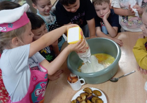 Buziaki pieką ciasto z owocami