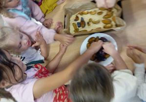 Buziaki pieką ciasto z owocami