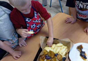 Buziaki pieką ciasto z owocami