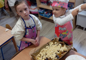 Buziaki pieką ciasto z owocami