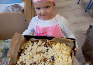 Buziaki pieką ciasto z owocami