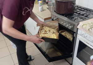 Buziaki pieką ciasto z owocami