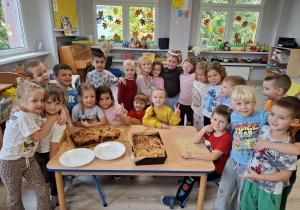 Buziaki pieką ciasto z owocami