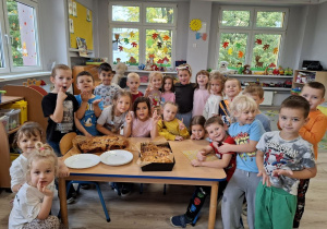 Buziaki pieką ciasto z owocami