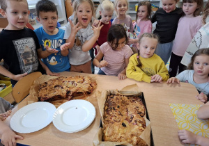 Buziaki pieką ciasto z owocami