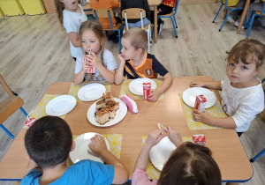 Buziaki pieką ciasto z owocami