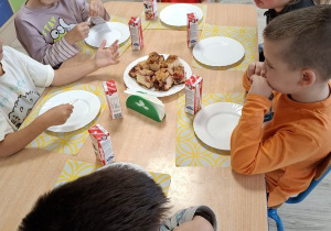 Buziaki pieką ciasto z owocami