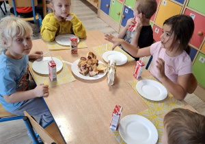 Buziaki pieką ciasto z owocami