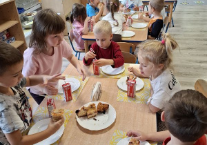 Buziaki pieką ciasto z owocami