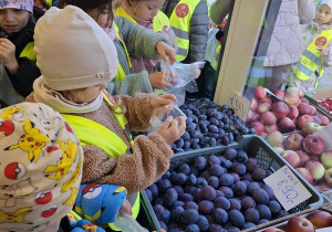 Buziaki na zakupach w Warzywniaku
