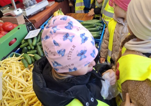 Buziaki na zakupach w Warzywniaku