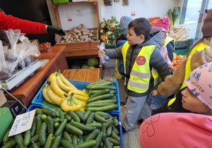Buziaki na zakupach w Warzywniaku